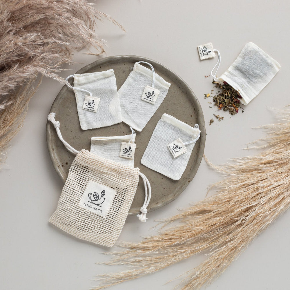 5 reusable Teabags on a tray with loose tealeaves