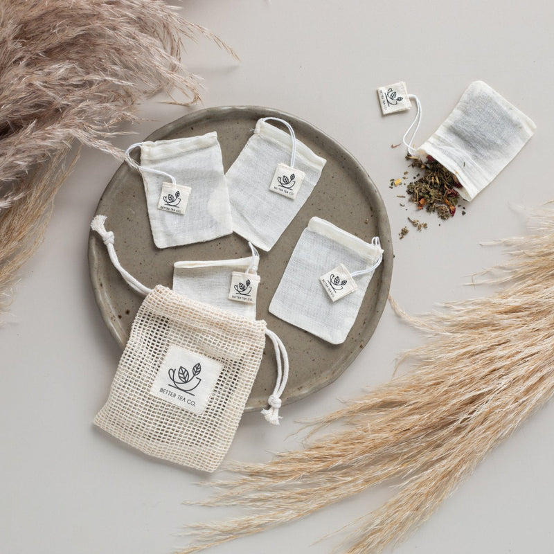 5 reusable Teabags on a tray with loose tealeaves